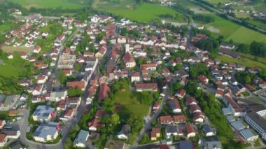Baharda güneşli bir öğleden sonra Bavyera 'da, Almanya' da bir şehrin havadan görünüşü..