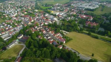Baharda güneşli bir öğleden sonra Bavyera 'da, Almanya' da bir şehrin havadan görünüşü..