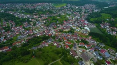 Baharda güneşli bir öğleden sonra Bavyera 'da, Almanya' da bir şehrin havadan görünüşü..
