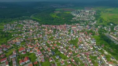 Baharda güneşli bir öğleden sonra Bavyera 'da, Almanya' da bir şehrin havadan görünüşü..