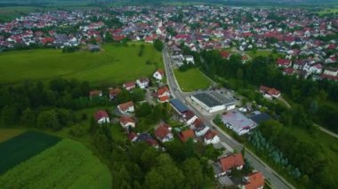 Baharda güneşli bir öğleden sonra Bavyera 'da, Almanya' da bir şehrin havadan görünüşü..