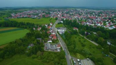 Baharda güneşli bir öğleden sonra Bavyera 'da, Almanya' da bir şehrin havadan görünüşü..