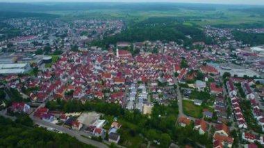 Baharda güneşli bir öğleden sonra Bavyera 'da, Almanya' da bir şehrin havadan görünüşü..