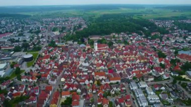 Baharda güneşli bir öğleden sonra Bavyera 'da, Almanya' da bir şehrin havadan görünüşü..