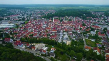 Baharda güneşli bir öğleden sonra Bavyera 'da, Almanya' da bir şehrin havadan görünüşü..