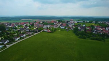 Baharda güneşli bir öğleden sonra Bavyera 'da, Almanya' da bir şehrin havadan görünüşü..
