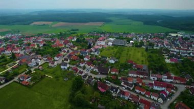 Baharda güneşli bir öğleden sonra Bavyera 'da, Almanya' da bir şehrin havadan görünüşü..