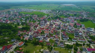 Baharda güneşli bir öğleden sonra Bavyera 'da, Almanya' da bir şehrin havadan görünüşü..