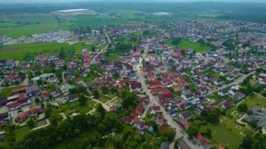 Baharda güneşli bir öğleden sonra Bavyera 'da, Almanya' da bir şehrin havadan görünüşü..