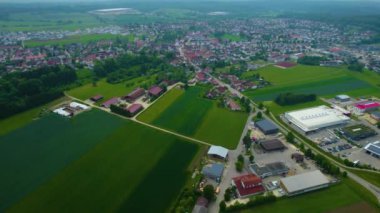 Baharda güneşli bir öğleden sonra Bavyera 'da, Almanya' da bir şehrin havadan görünüşü..