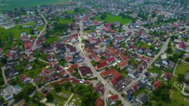 Baharda güneşli bir öğleden sonra Bavyera 'da, Almanya' da bir şehrin havadan görünüşü..