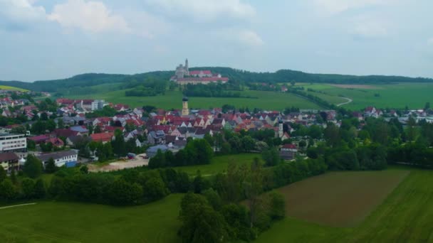 Αεροφωτογραφία Γύρω Από Μια Πόλη Στη Γερμανία Βαυαρία Ένα Ηλιόλουστο — Αρχείο Βίντεο