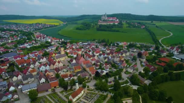 春の晴れた日の午後にバイエルン州ドイツの都市の周りの空中ビュー — ストック動画