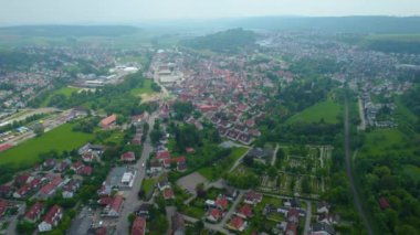 Baharda güneşli bir öğleden sonra Bavyera 'da, Almanya' da bir şehrin havadan görünüşü..