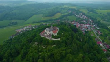 Baharda güneşli bir günde Almanya 'da bir şehrin, Bavyera' nın havadan görünüşü.