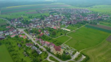 Baharda güneşli bir günde Almanya 'da bir şehrin, Bavyera' nın havadan görünüşü.