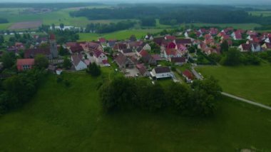 Baharda güneşli bir günde Almanya 'da bir şehrin, Bavyera' nın havadan görünüşü.