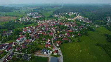 Baharda güneşli bir günde Almanya 'da bir şehrin, Bavyera' nın havadan görünüşü.