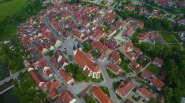 Baharda güneşli bir günde Almanya 'da bir şehrin, Bavyera' nın havadan görünüşü.