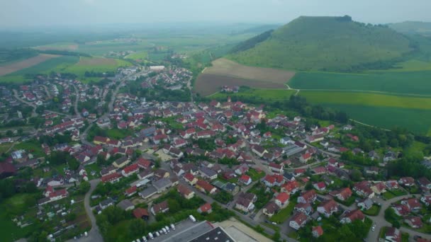 Αεροφωτογραφία Γύρω Από Μια Πόλη Στη Γερμανία Βαυαρία Ένα Ηλιόλουστο — Αρχείο Βίντεο