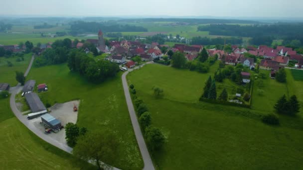 在春天阳光灿烂的日子里 德国巴伐利亚一个城市周围的空中景观 — 图库视频影像