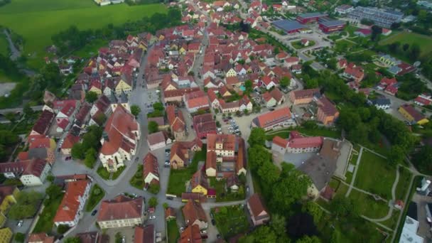 春の晴れた日にバイエルン州ドイツの都市の周りの空気の景色 — ストック動画