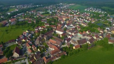 Baharda güneşli bir günde Almanya 'da bir şehrin, Bavyera' nın havadan görünüşü.
