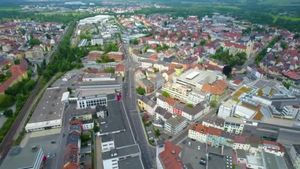春の晴れた日の午後にバイエルン州 ドイツの街の周りの空中ビュー — ストック動画