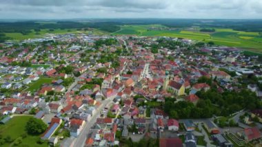 Almanya 'daki eski bir şehir merkezinin havadan görünüşü, güneşli bir bahar gününde Bavyera