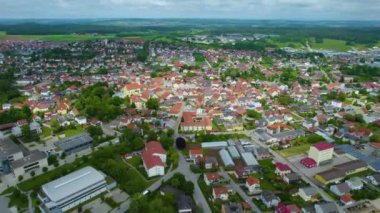 Almanya 'daki eski bir şehir merkezinin havadan görünüşü, güneşli bir bahar gününde Bavyera