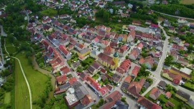 Almanya 'daki eski bir şehir merkezinin havadan görünüşü, güneşli bir bahar gününde Bavyera