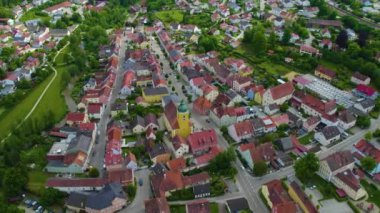 Almanya 'daki eski bir şehir merkezinin havadan görünüşü, güneşli bir bahar gününde Bavyera