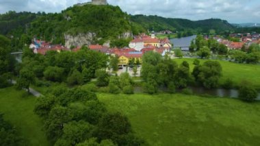 Almanya 'daki eski bir şehir merkezinin havadan görünüşü, güneşli bir bahar gününde Bavyera