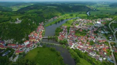 Almanya 'daki eski bir şehir merkezinin havadan görünüşü, güneşli bir bahar gününde Bavyera