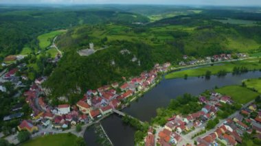 Almanya 'daki eski bir şehir merkezinin havadan görünüşü, güneşli bir bahar gününde Bavyera