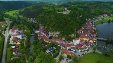 Almanya 'daki eski bir şehir merkezinin havadan görünüşü, güneşli bir bahar gününde Bavyera