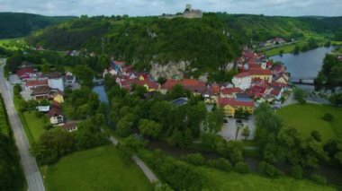 Almanya 'daki eski bir şehir merkezinin havadan görünüşü, güneşli bir bahar gününde Bavyera