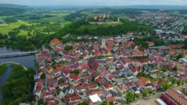 Almanya 'daki eski bir şehir merkezinin havadan görünüşü, güneşli bir bahar gününde Bavyera