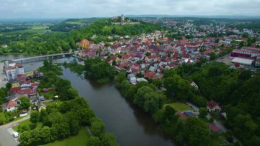 Almanya 'daki eski bir şehir merkezinin havadan görünüşü, güneşli bir bahar gününde Bavyera