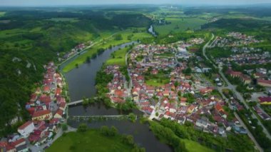 Almanya 'daki eski bir şehir merkezinin havadan görünüşü, güneşli bir bahar gününde Bavyera