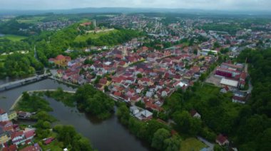 Almanya 'daki eski bir şehir merkezinin havadan görünüşü, güneşli bir bahar gününde Bavyera