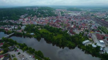 Almanya 'daki eski bir şehir merkezinin havadan görünüşü, güneşli bir bahar gününde Bavyera