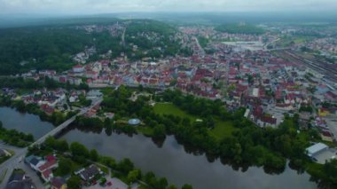 Almanya 'daki eski bir şehir merkezinin havadan görünüşü, güneşli bir bahar gününde Bavyera