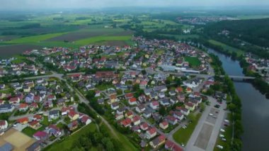 Almanya 'daki eski bir şehir merkezinin havadan görünüşü, güneşli bir bahar gününde Bavyera