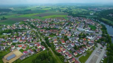 Almanya 'daki eski bir şehir merkezinin havadan görünüşü, güneşli bir bahar gününde Bavyera