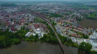 Almanya 'daki eski bir şehir merkezinin havadan görünüşü, güneşli bir bahar gününde Bavyera