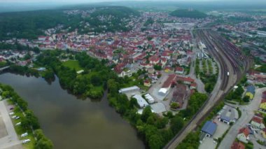 Almanya 'daki eski bir şehir merkezinin havadan görünüşü, güneşli bir bahar gününde Bavyera