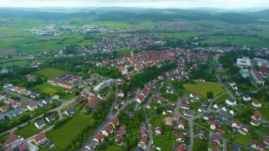 Almanya 'daki eski bir şehir merkezinin havadan görünüşü, güneşli bir bahar gününde Bavyera