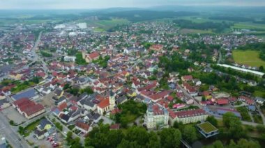 Almanya 'daki eski bir şehir merkezinin havadan görünüşü, güneşli bir bahar gününde Bavyera