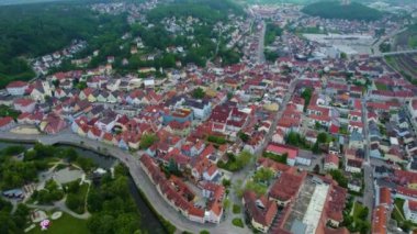 Almanya 'daki eski bir şehir merkezinin havadan görünüşü, güneşli bir bahar gününde Bavyera